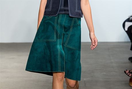 Semiov kov sukn ve smaragdovm odstnu z jarn kolekce Derek Lam