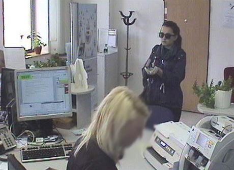 Zlodjku, která pepadla poboku banky ve Zbýov, zachytila kamera.