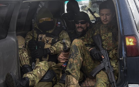 Ukrajintí vojáci nedaleko yrokyne (19. dubna 2015)