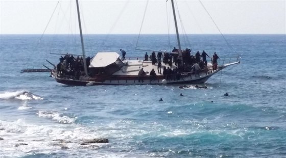 Potápjící se lo s uprchlíky u eckého ostrova Rhodos (20. dubna 2015)