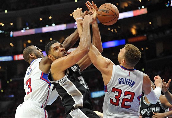 Tim Duncan ze San Antonia piel o mí v souboji z dvojicí Chris Paul (vlevo) a...