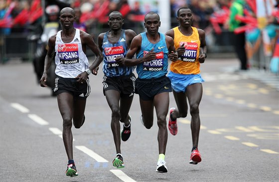 Na trati Londýnského maratonu. Zleva: Wilson Kipsang, Dennis Kimetto, Eliud...