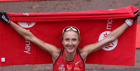 Paula Radcliffeová v cíli Londýnského maratonu.