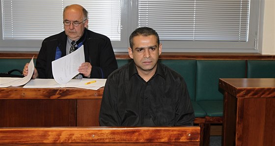 Milan Oračko (v popředí) by si měl za vraždu své družky odsedět 15 let.