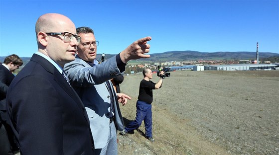 Premiér Bohuslav Sobotka pi návtv ostrovské prmyslové zóny.