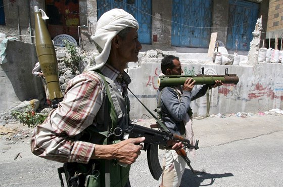 lenové Lidové rady odporu zaujímají pozice v boji s Hútíovci v Taizzu (21....