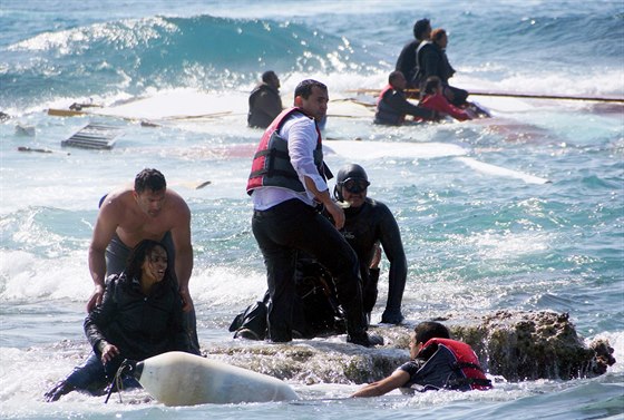 Záchrana uprchlík u eckého pobeí (20. dubna 2015)