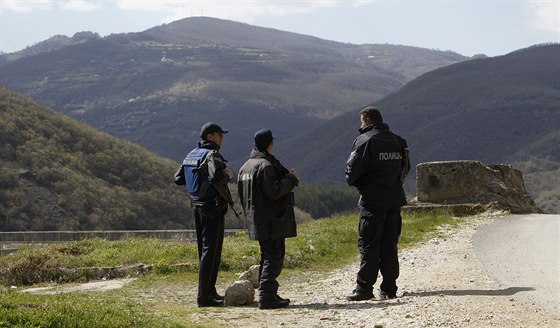 Podle makedonské policie tyicítka maskovaných ozbrojenc napadla odlehlou...