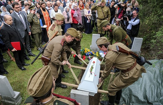 Poheb ostatk ruského pilota Vasilije Alexejevie Staka, jeho stíhaka se...