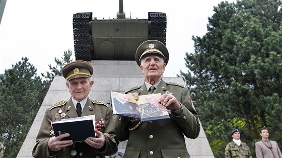 Karel erák (vlevo) a Bedich Opoenský ped tankem, který jako první pejel...