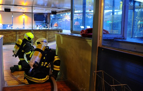 Hasii likvidují ohe v restauraci na Novotného lávce, který vznikl od propan...