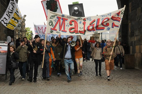 Úastníci prvodu Studentského Majálesu procházejí z Karlova mostu.