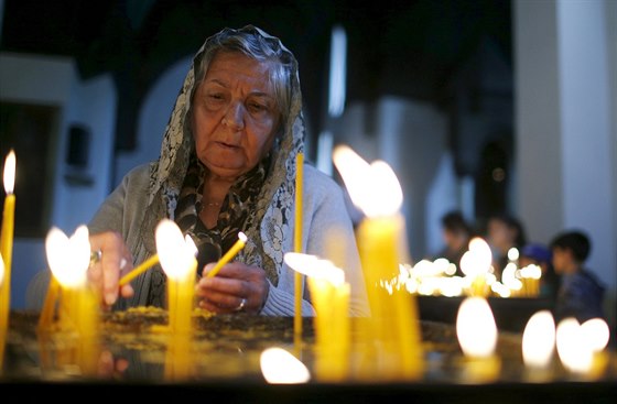 ena zapaluje svíku za obti arménské genocidy. (23. dubna 2015)
