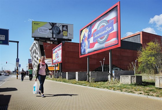 Billboardy u Nového divadla v Plzni.