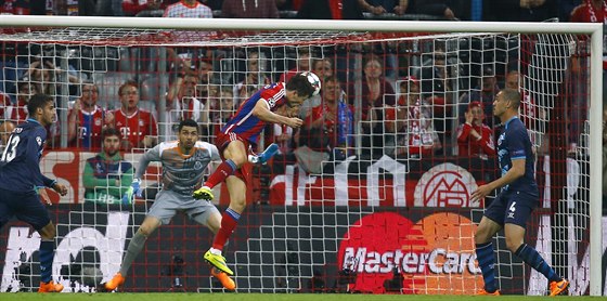 Robert Lewandowski z Bayernu hlavikuje na bránu Porta a ve tvrtfinále Ligy...