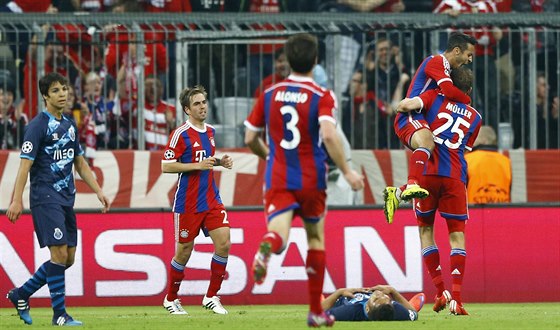 Fotbalisté Bayernu se radují, hrái Porta smutní. Thiago a Müller (vpravo)...