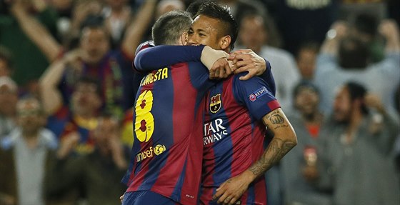Andrés Iniesta (vlevo) a Neymar slaví gól do sít Paris St. Germain. Iniesta...