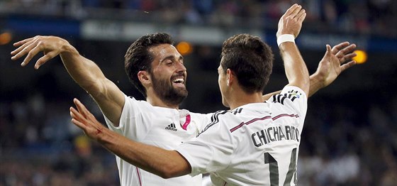 Alváro Arbeloa (vlevo) z Realu oslavuje s Javierem Hernándezem gól do sít...