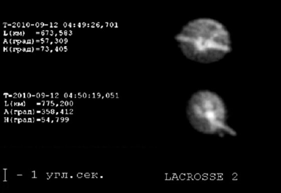 Snímky americké špionážní družice LACROSSE 2 s typickou radarovou anténou. Její...