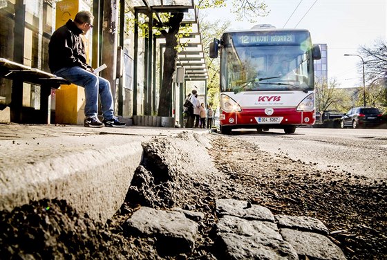 Nejhorí stav je patrn na zastávce u autobusového nádraí, kde u musí...