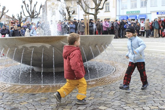 Voda proudící postranními tryskami bhem pár dní zalila árské námstí. Odstikovala od rotu a nevracela se zpt do systému. Oprava byla nutná.