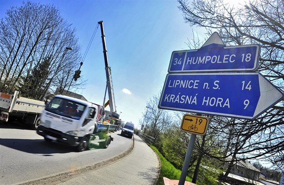 V Humpolecké ulici se celé léto bude opravovat most pes eleznici, jezdit se...