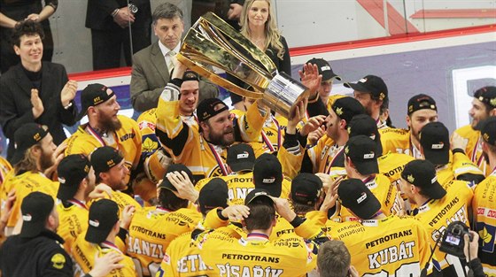 Kapitán Michal Trávníček obklopený litvínovskými hokejisty drží Masarykův pohár.