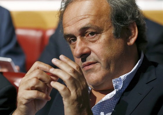 Prezident Evropské fotbalové unie Michel Platini sleduje los semifinále Ligy...