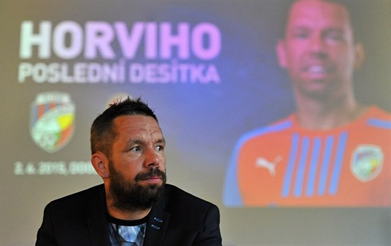 Plzeský fotbalista Pavel Horváth pedstavuje program exhibiního zápasu,...