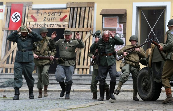 Amerití a Nmetí vojáci se znovu po 70 letech utkali v bitv o Cheb.