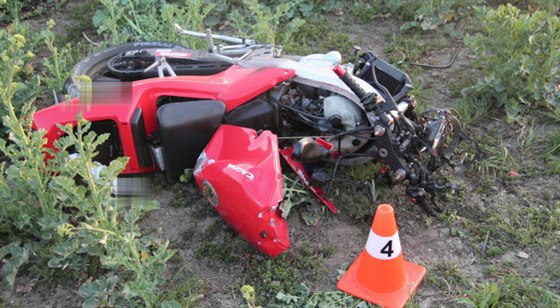 Pi dopravní nehod na Perovsku mladý motorká v zatáce pejel do protismru,...