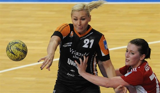 Simona Szarková (vlevo) z Mostu útoí a Kateina Keclíková ze Slavie brání.