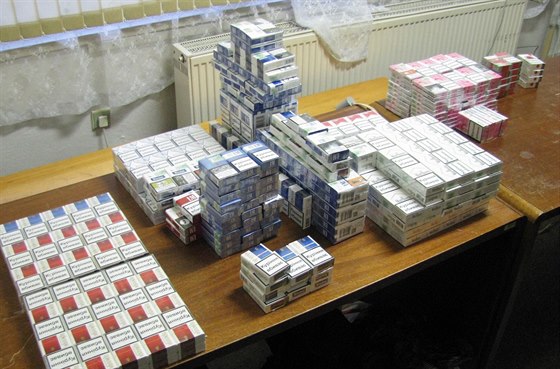 Nelegální cigarety, které Ukrajinci pašovali ve dvojitém dně zavazadel.