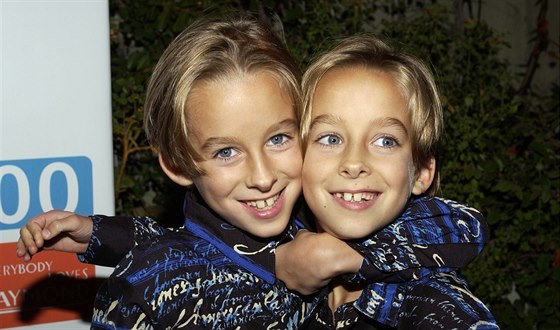 Sawyer Sweeten (vlevo) se svým dvojetem Sullivanem na více ne deset let staré...