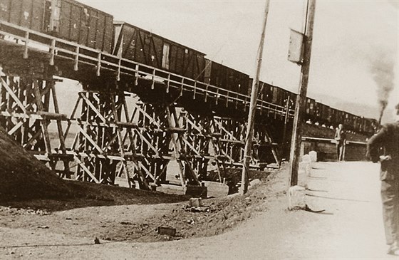 Trať překonávala řeku Metuji přes provizorní pilotový most. Snímek je ze zatěžkávací zkoušky mostu.