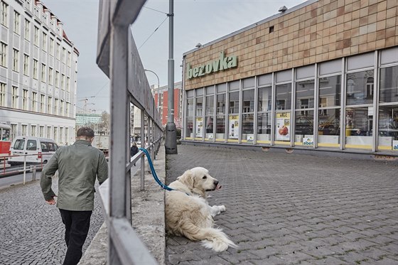 Panelové nákupní centrum Bezovka