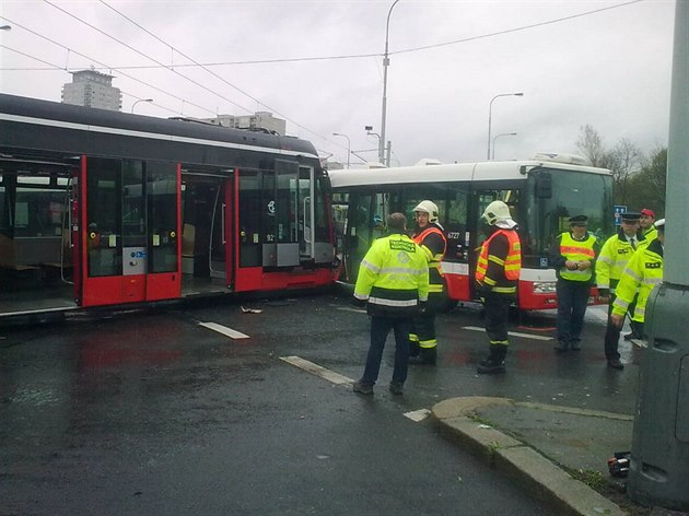 Nehoda tramvaje a autobusu MHD na křižovatce ulic Generála Šišky a...