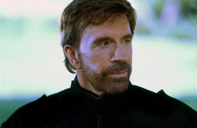 Kopy, údery pěstí a hlavně kamenná tvář. Připomeňte si role Chucka Norrise