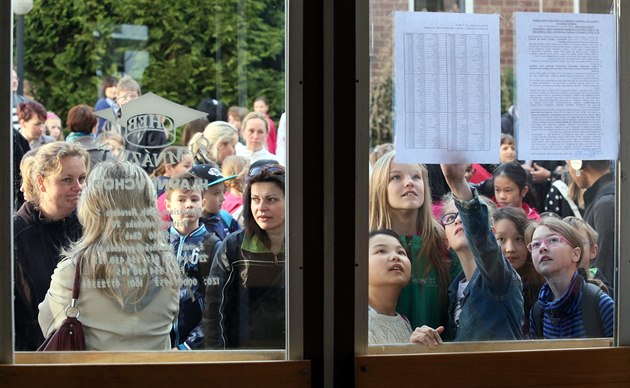 Budoucí studenti hledají svá jména v seznamech na dveích chebského gymnázia.