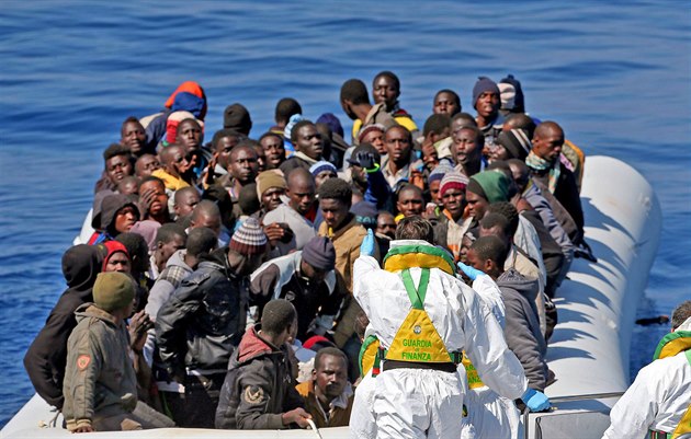 Ital�tí policisté se blí�í ke �lunu s africkými uprchlíky nedaleko libyjského...