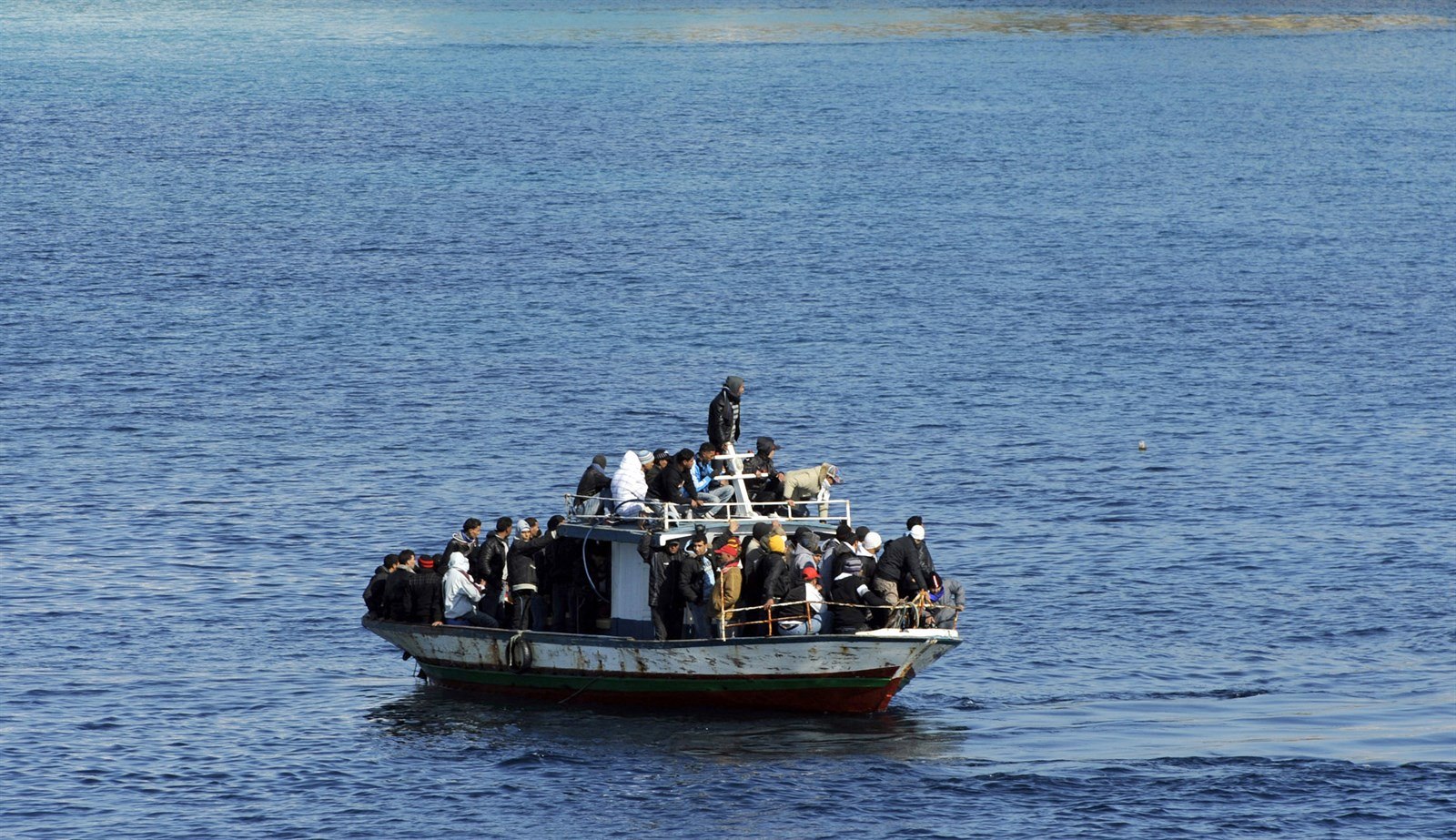 Lo� s ilegálními migranty z Afriky jen pár okam�ik� p�ed zadr�ením u Sicílie.