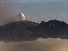 Pohled na vulkán Calbuco od vodopád Petrohue v Chile. (25. dubna 2015)