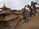 Nepálská policie se snaí odklízet trosky dom v Káthmándú. (26. dubna 2015)