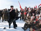 Nadení severokorejtí vojáci zdraví Kim ong-una (19. dubna 2015)