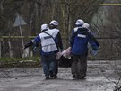 Pozorovatelé OBSE v yrokyne s tlem zabitého ukrajinského vojáka (18. dubna...