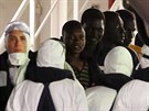 Uprchlíci, kteí peili ztroskotání paerácké lodi u beh Libye (20. dubna...