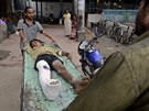 Chlapec z indického města Siliguri, který utrpěl zranění při zemětřesení (25....