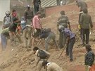 Po zemtesení v Nepálu stále probíhají záchranné práce
