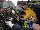 Hokejiste Litvinova pivezli pohár pro mistry. Vítaly je stovky fanouk.