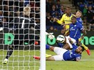 TI NA JEDNOHO. Obrana Leicesteru obtav brání Didiera Drogbu z Chelsea.